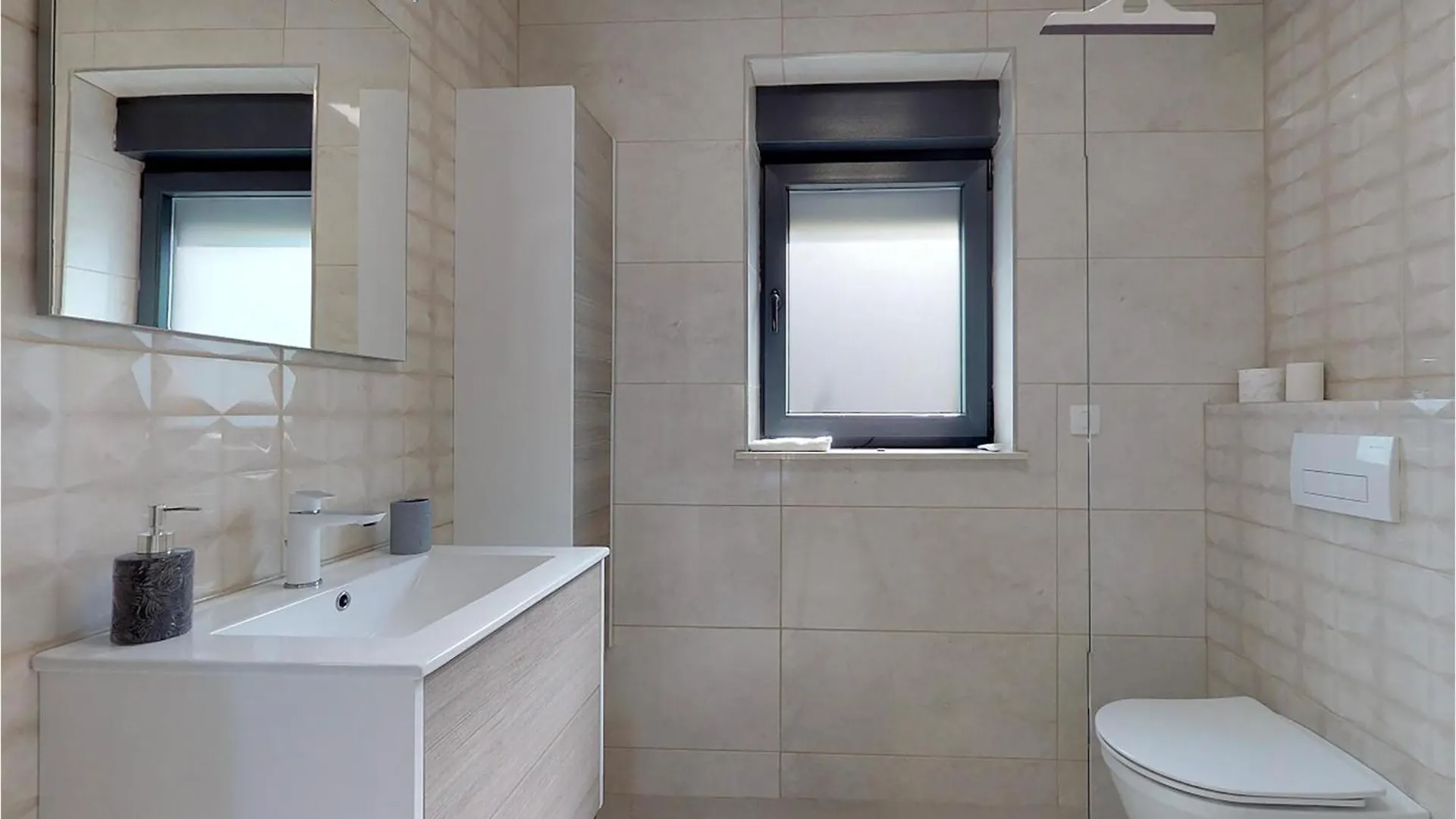 2 Bedroom Lovely Apartment In Drenje Croazia